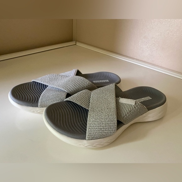 Skechers Silver sparkle elastic Crisscross Slides
Size 5 - Picture 2 of 8